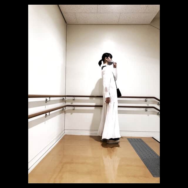 田中美麗さんのインスタグラム写真 - (田中美麗Instagram)「⚪️⚫️ 少し咳出るからマスク必須。 季節の変わり目は体調崩しがち、皆さんも気をつけてくださな。  #ootd  #onepiece  #white」9月20日 21時56分 - mirei_tanaka_