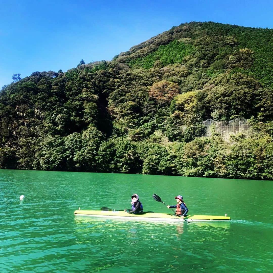 宇都宮まきさんのインスタグラム写真 - (宇都宮まきInstagram)「あっこの地元✨徳島に遊びに行っちゃった🥰🥰🥰 そこから那賀町に連れてって貰って🛶カヌー漕ぎまくったんですけどぉ😍 あっこはカヌーの選手だったのかな🤔っていうぐらい😂めっちゃ漕ぐのぅまかったょ😍😍😍 まきぴーはずっと同じところをグルグル回ってたら💦 早々に先生に👨‍🏫 「ロープ繋いで引っ張りましょか」って言われちゃった🤣💓 まじ運動神経オカルト〜🤣🤞💮 優しぃ先生😻サンクスだょ💌 そして✨滝までカヌーで行こう🛶ってなって ついに滝にたどり着いたんだょ😍 滝✨めーっちゃ✨ちっちゃかった＼(^o^)／ お天気が続いた証拠だね😉💕 とっても上品な滝だったょ😇 まきぴー✨感動で涙ぐんだんですけどぉ😻 最高に気持ちぃぃところだった😍 カヌー🛶のあとは✨あっこと釣りもしたんだょ🎣 あっこは✨阪神師匠かな⁉️ってぐらい釣りがうまかった😂💝🎣 まきぴーは💦１投目でルアーが岩に引っかかって😱すぐやめた😂 やっぱ中学の時✨ホビー&漫画部だったからかな⁉️🤔 どんくささ💦まじキテレツ〜🤣🤞💓 役場の方も✨カヌーの先生も✨ご飯屋さんのおばさんも☺️ 那賀町の人達は本当に優しい人達ばっかりだったょ🥳❤️ みんな✨あっこのおかげだな😌💕 心が綺麗になっちゃった😇 あっこ本当にサンクスだょ🥳 那賀町が大好きになったょ❤️ また✨徳島に遊びに行きたぃな😍 バィバーイ😻😻😻 #あっこ #チャットモンチー済 #くもゆき #あっこのバンド #OLUYO #あっこの秘密基地 #吉本新喜劇ィズ #徳島 #那賀町 #カヌー #食べてるおはぎははんごろし」9月20日 21時56分 - utsunomiyamaki