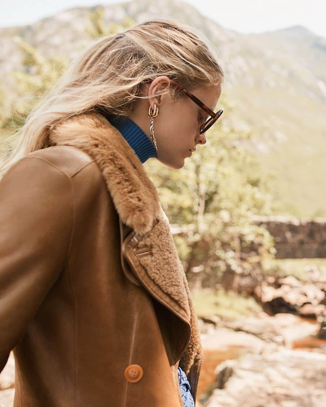 Chloéさんのインスタグラム写真 - (ChloéInstagram)「Outerwear designed for landscapes near and far  Shop the #chloeFW19 collection in boutiques and on chloe.com  #chloeGIRLS #chloe」9月20日 22時01分 - chloe