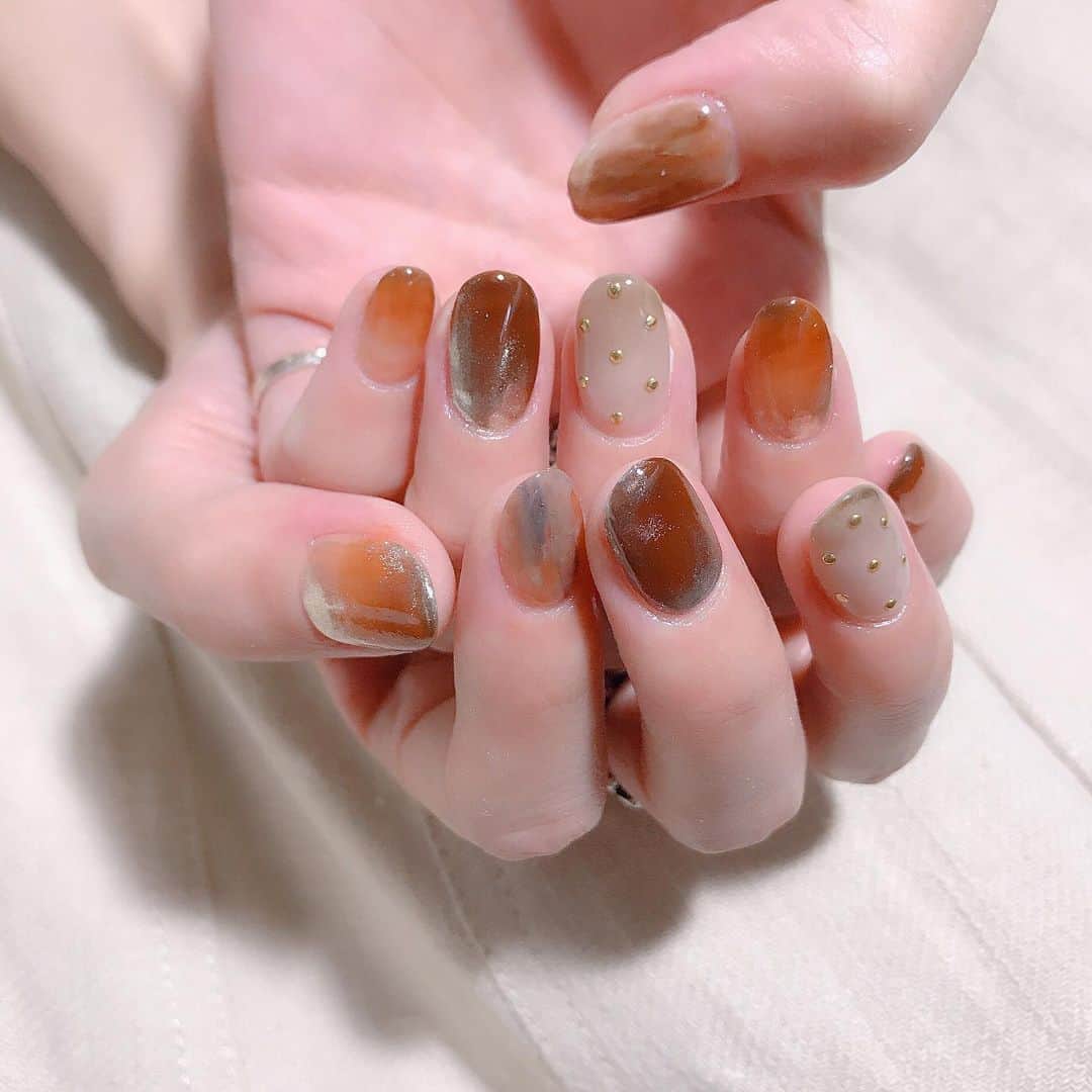 のインスタグラム：「秋のニュアンス🍂 #nail #nails #nailart #ネイル #美甲 #ネイルアート  #clou #nagel #ongle #ongles #unghia #japanesenailart #manucure #네일 #젤네일 #네일아트 #네일리스트 #japanesenails #manicurist #gelnails #ニュアンスネイル #宮崎由加 ちゃん⠀ 色はいろいろ混ぜました🙏」