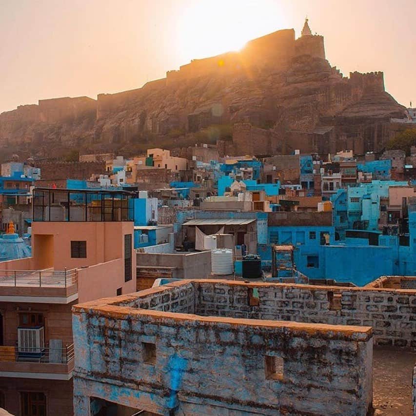 エールフランスのインスタグラム：「Wandering aimelessly in Jodhpur, strolling past a colorful bouquet of blues. Inhalling the spicy fragances.  Errer dans les rues de Jodhpur, s’émerveiller devant un bouquet de bleus. Inspirer et sentir les effluves des odeurs épicées. . 📷 Merci @kchrissik  #AirFrance #Franceisintheair」