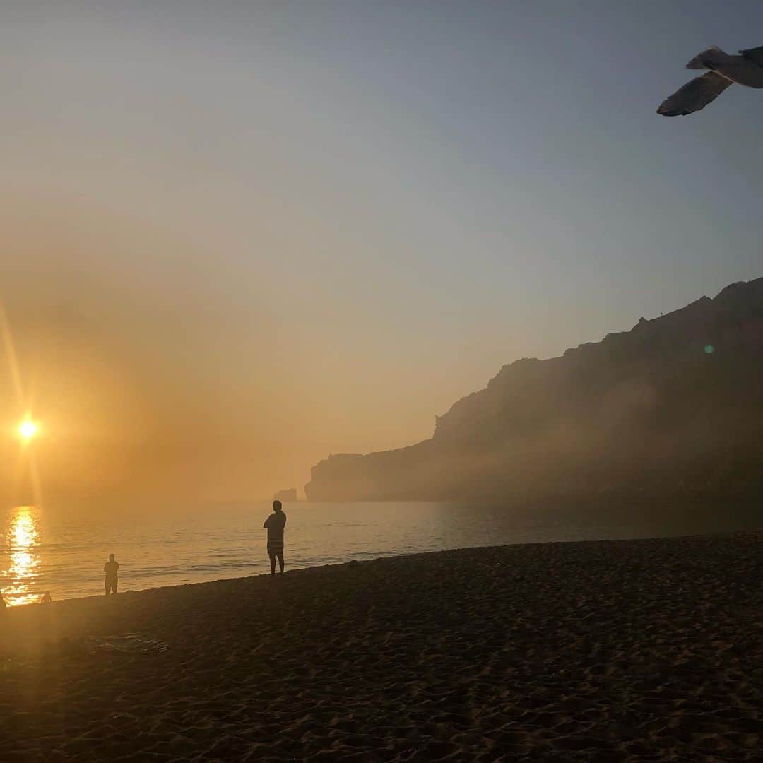 中野明海さんのインスタグラム写真 - (中野明海Instagram)「旅が終わる。  想い出深い 海と浜に降りた霧の中の夕日  まさに #ハルカノイセカイ  でした。  #ポルトガル #レイリア @harukanoisekai_official」9月20日 22時05分 - akeminakano__official