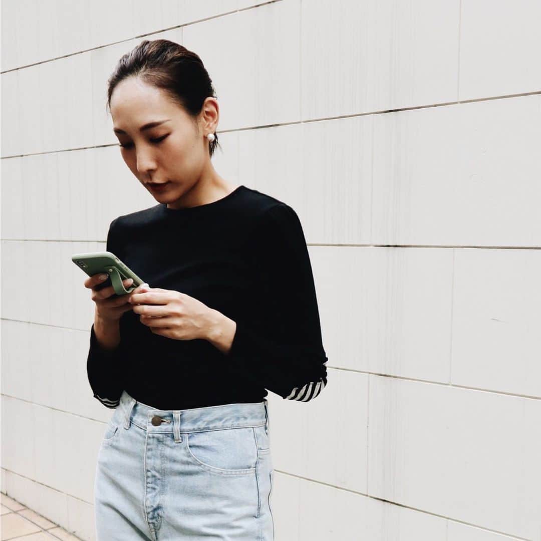 BORDERS at BALCONYのインスタグラム：「@bordersatbalcony_official の「WOOL JERSEY LONG SLEEVES TEE」は着心地がとても良い #mustbuy の一品です。 「5 POCKETS DENIM PANTS」と合わせると、エレガントながらリラックスなコーディネートができます。⁠⠀ ⁠⠀ だんだんと秋めいてきたこの時期に、ぜひ一枚抑えてくださいね。ご購入は　@bordersatbalcony_official  で！⁠⠀」
