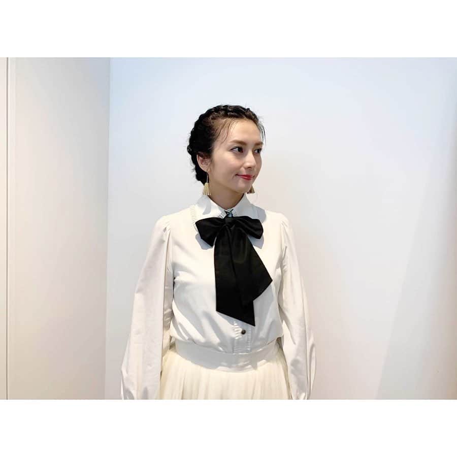 柴咲コウのインスタグラム：「本日、ライフスタイルブックと撮り下ろしphoto book 2冊同時発売されました✨ 肩肘張らずに、自分の生活を切り取った本ができたと思います。  日頃忙しくて深呼吸を忘れがちな方、 日々の暮らしを慈しみたい方、 是非読んでみてください✨ 皆さんの心に寄り添えますように。  また、明日9/21TBS系列「王様のブランチ」にてインタビューが放送されます！  #lifetheko #theko #lifestyle #日々の暮らし #生活 #生きるを活かす9のこと #衣食住」