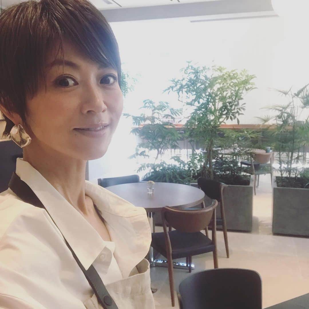 畑野ひろ子のインスタグラム：「開催中の、APOLIS FLOWER MARKET🌷 @willgarden_official  月曜日もお待ちしております😊  3枚目は、紫陽花で染めたTシャツです👕 こだわりのグリーン&オレンジ🧡  #APOLIS #willgarden #tシャツ #紫陽花染め #APOLIS FLOWER MARKET」
