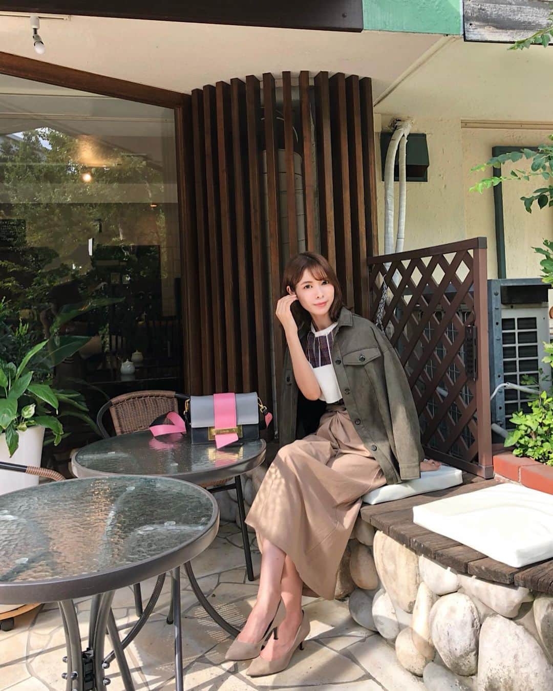 のインスタグラム：「しふく . . 今季 注目してた #cpoジャケット を  #ケティシェリー で購入♡ . . 軽くて 肌触りも良くカーキっていうのが どのコーデにも合わせやすいから 羽織が活躍する今はさっと持って行きやすい 1枚になってくれてるよ❤︎ . . 肩掛けでもかわいいし 襟は抜いて ちゃんと着るのも可愛かった👏🏻 ワンピースに合わせても良かったのです☺︎ . . . 前回 インスタライブにも出演させてもらった . 『ケティシェリー×ウィルフルバイリップスター』💋 . . ポップアップショップがついに 期間：9月25日（水）～9月30日（月） 6日間 で開催されるよ♪ 📍阪神梅田本店　4階婦人服売場  イベントステージ4 . . . 9月26日に @real_closet_official のアカウントから インスタライブにまた出演するので みんな是非見に来てねー☺️‼︎ . . . . . . . #阪神梅田本 #阪神梅田本店pr  #ファッション#秋コーデ」