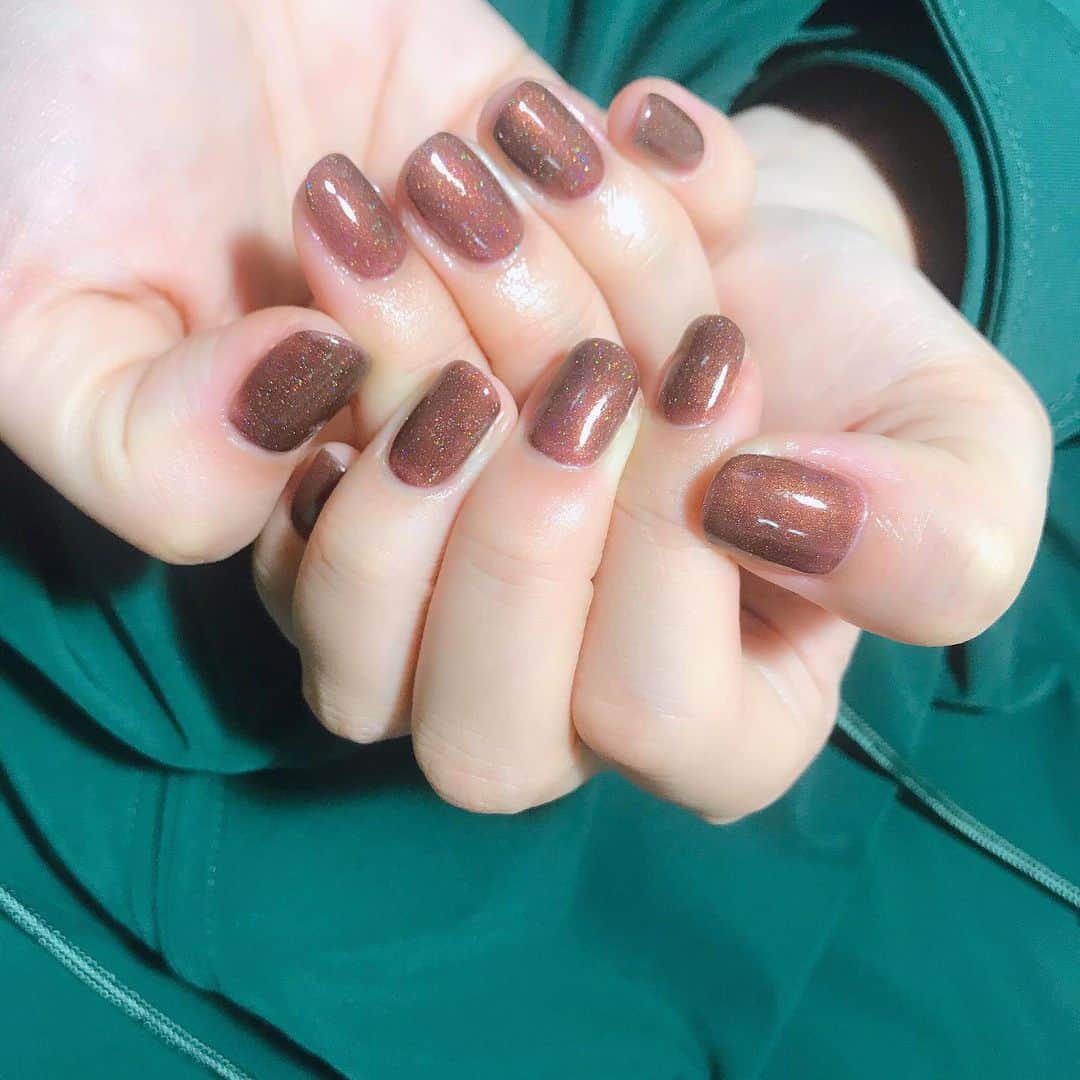 なかやまちえこのインスタグラム：「玉虫カラー🍂 #nail #nails #nailart #ネイル #美甲 #ネイルアート  #clou #nagel #ongle #ongles #unghia #japanesenailart #manucure #네일 #젤네일 #네일아트 #네일리스트 #japanesenails #manicurist #gelnails #玉虫 #玉虫ネイル #リカックス⠀  PREGELミューズ クリアブラウン（s211）、 PREGELex 207⠀ PlanetPowder ブロンズをmix」