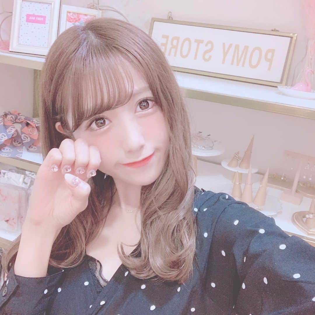 田口未彩のインスタグラム：「🎀 . . この前pomynailで ネイル新しくしてきたよ💅💕 . . ハートのおっきいストーンを 全部の指に乗っけてもらいました💕 . . 新宿西口にあるよ！ ( @pomynail ) . . . #pomynail #nail #newnail #ネイル #ポミーネイル #ハートネイル #ハートパーツネイル ＃ピンクネイル #キラキラネイル #パーツネイル #量産ネイル #量産型ネイル #ピンク加工 #自撮り」