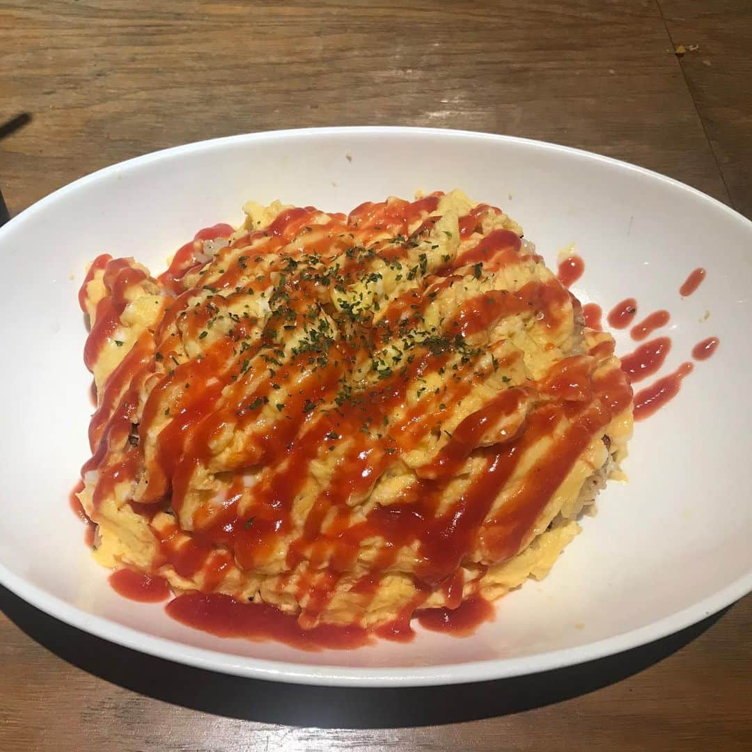 知床漁場姫路店のインスタグラム：「今日の賄い！！ キッチンのお兄さん特製オムライス✨ 美味しくいただきました〜〜😋💞 #駅前#姫路#姫路駅前店#知床漁場#知床漁場姫路店#海鮮#ザンギ#食べ放題#飲み放題#食べ飲み放題#エンドレス#居酒屋#北海道」