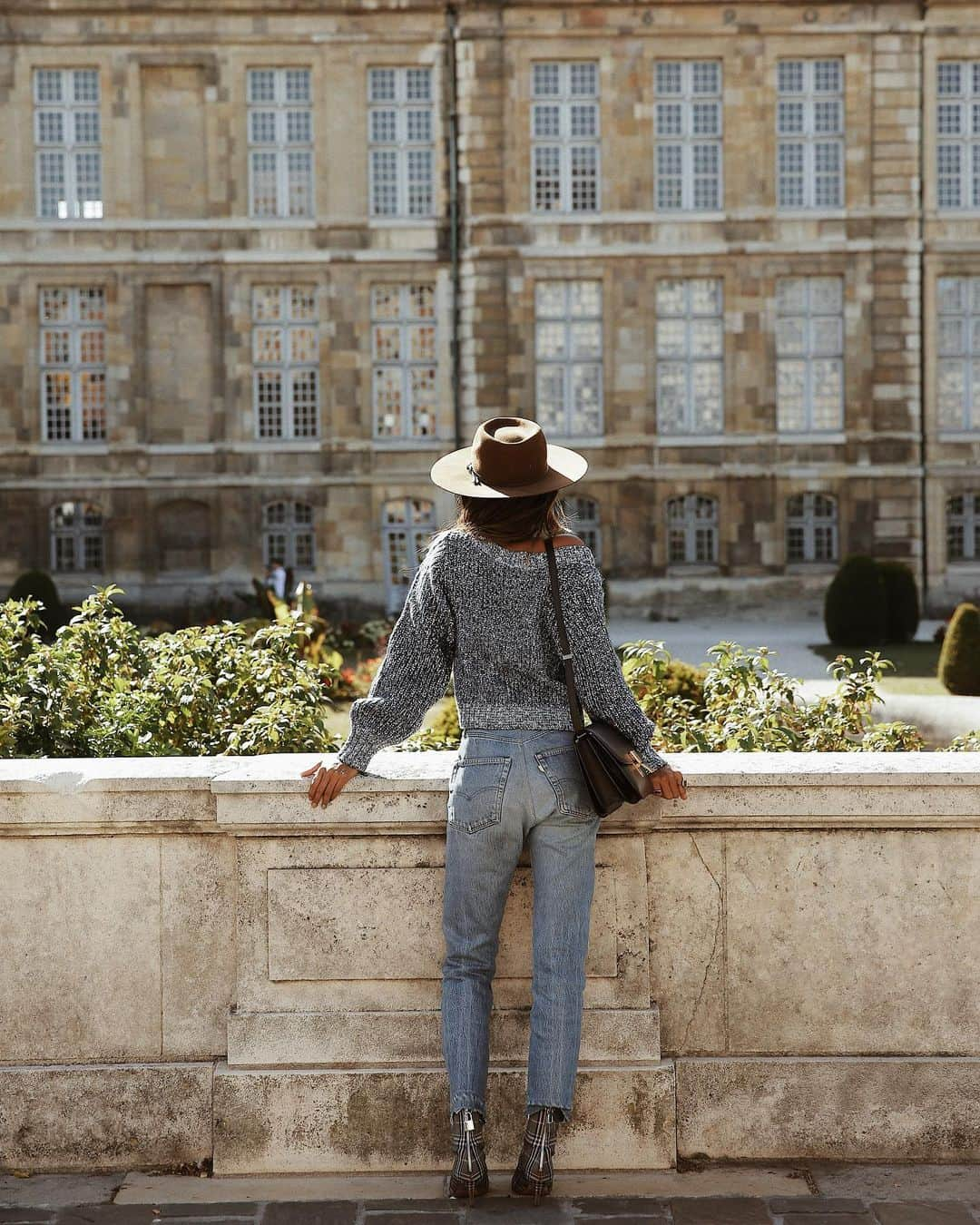 ジュリー・サリニャーナさんのインスタグラム写真 - (ジュリー・サリニャーナInstagram)「Enjoying the last bits of this cute city with the family before driving up to Paris! 💫 #reims」9月20日 22時23分 - sincerelyjules