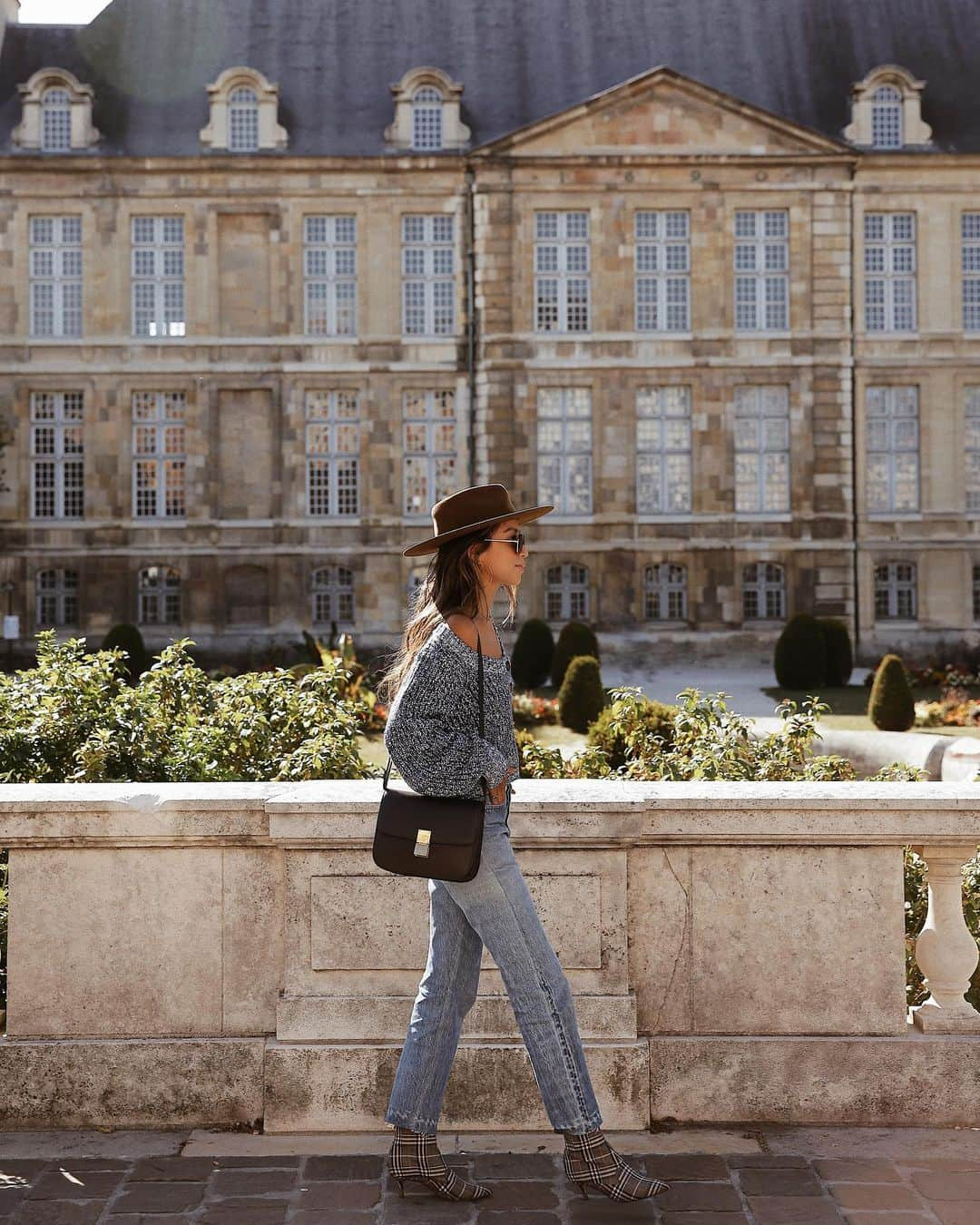 ジュリー・サリニャーナさんのインスタグラム写真 - (ジュリー・サリニャーナInstagram)「Enjoying the last bits of this cute city with the family before driving up to Paris! 💫 #reims」9月20日 22時23分 - sincerelyjules