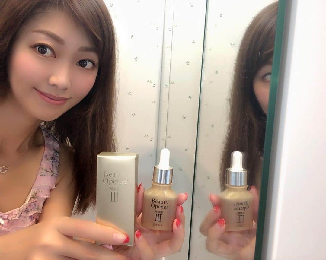 のインスタグラム：「卵殻膜を配合したビューティーオープナー PRに参加しています✨ * 卵殻膜は今話題の成分で 「次世代美容成分」という最先端のもの💡 何故なら…卵殻膜は肌の70％を構成する 赤ちゃんが多く持っているコラーゲン👶🏻🍼 年齢と共に減少していくので それを補ってくれる救世主👼🏻💗 * こちらのブースター美容液の ビューティーオープナーは 洗顔後すぐ1～3滴馴染ませるだけ💗 お肌の浸透も良く付けた瞬間に伸びも良く スーッと染み込んでいく感じ💓 ハーブっぽい香りにも癒されます🌿 私は乾燥が気になる目の下と口周りに 重ね付けして使ってみてるよ✨ この後に使う化粧水や乳液の浸透率も すごく良くなってる気がします‼️ * 付けてすぐに もちもち感を実感出来るのが良いですね🎶 翌朝にはふっくらお肌に…💜 雑誌や各メディアで話題になってるだけあって 卵殻膜って凄いんだね…‪\(ᯅ̈ )/‬‼️ * 今、キャンペーン中で私も参加してるよ☝🏻️ 詳しくは𓂃 𓈒𓏸  @ozio_officialの投稿をチェックしてみてね✓⃞ ✼••┈┈┈┈┈┈┈┈┈┈┈┈┈┈┈┈••✼ #オージオ #オージオニストPR #ビューティーオープナー #卵殻膜 #美容液 #ブースター #オージオビューティフル #キャンペーン #スキンケア #スキンケアマニア #美容好きな人と繋がりたい #コスメレポ #美容 #コスメ好きさんと繋がりたい #もち肌 #艶肌 #instacosme #美容情報 #うるおい艶肌 #instabeauty #beaustagrammer #女子力 #美肌女子 #美活 #コスメレビュー #美肌ケア #美肌になりたい #skincare #美容マニア #PR ✼••┈┈┈┈┈┈┈┈┈┈┈┈┈┈┈┈••✼」