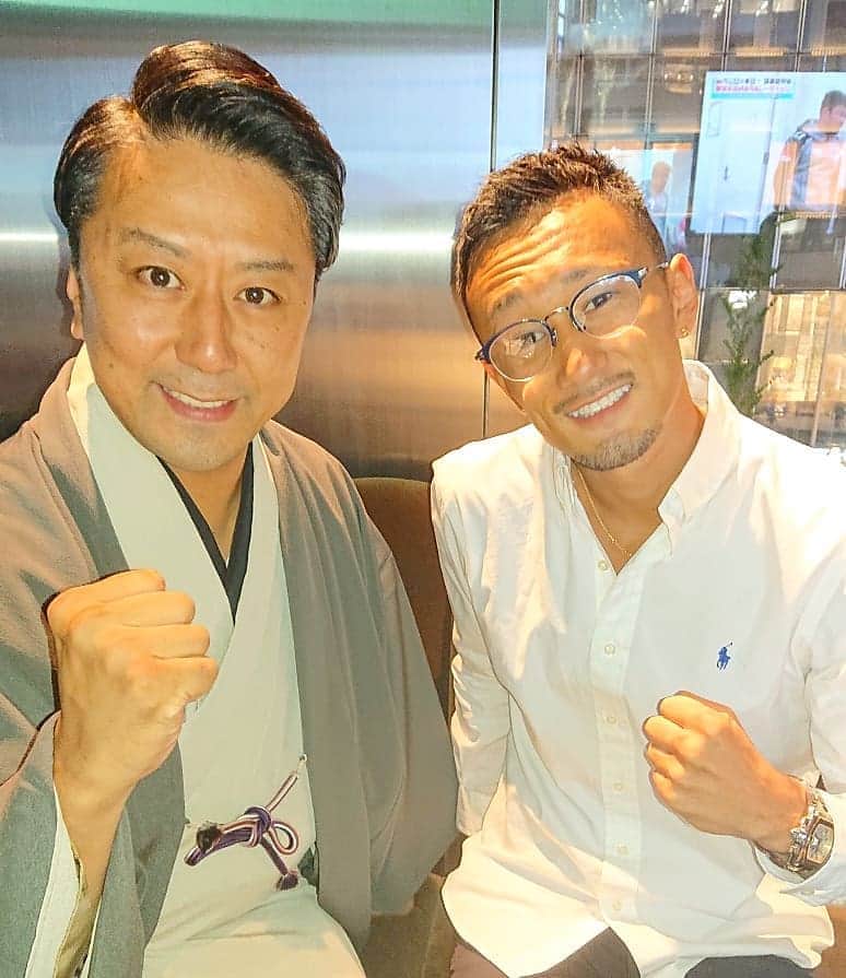 梅野源治のインスタグラム：「お兄様&市川九團次さんご家族と @alfreddunhill でラグビー観戦してきました！  いろいろな方たちをご紹介いただき感謝✨  #九團次さんからプレゼントを #奥様からは激励賞までいただきました #超絶感謝」
