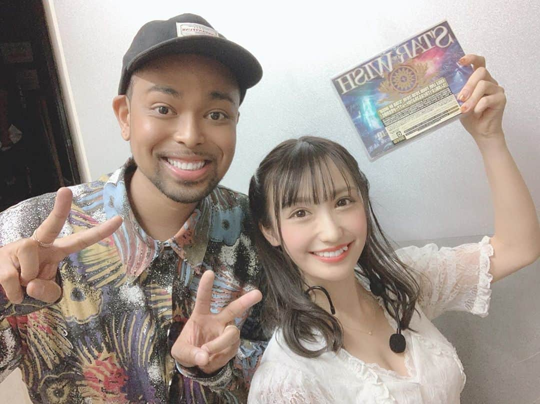 伊藤愛真さんのインスタグラム写真 - (伊藤愛真Instagram)「. ザ・ミュージカルマン初日 1.2部ゲストのNESMITHさん！ . DVDいただいた、、嬉しすぎる ありがとうございます🙌🏻 . 初日とても緊張したけど 楽しめました！！！！ . 明日、明後日も 全力で楽しみたい🥰 . 会場でお会いしましょう！！」9月20日 22時28分 - __emagram