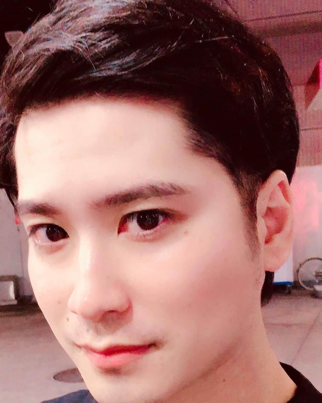 のインスタグラム：「エーステ 東京凱旋2日目無事終了しました😊😊😊 そして今日は取材と公演の合間に髪の毛切った😄 久々のショートです  #エーステ #stardustpromotion#滝口幸広#タッキー#A3!#品川ステラボール」