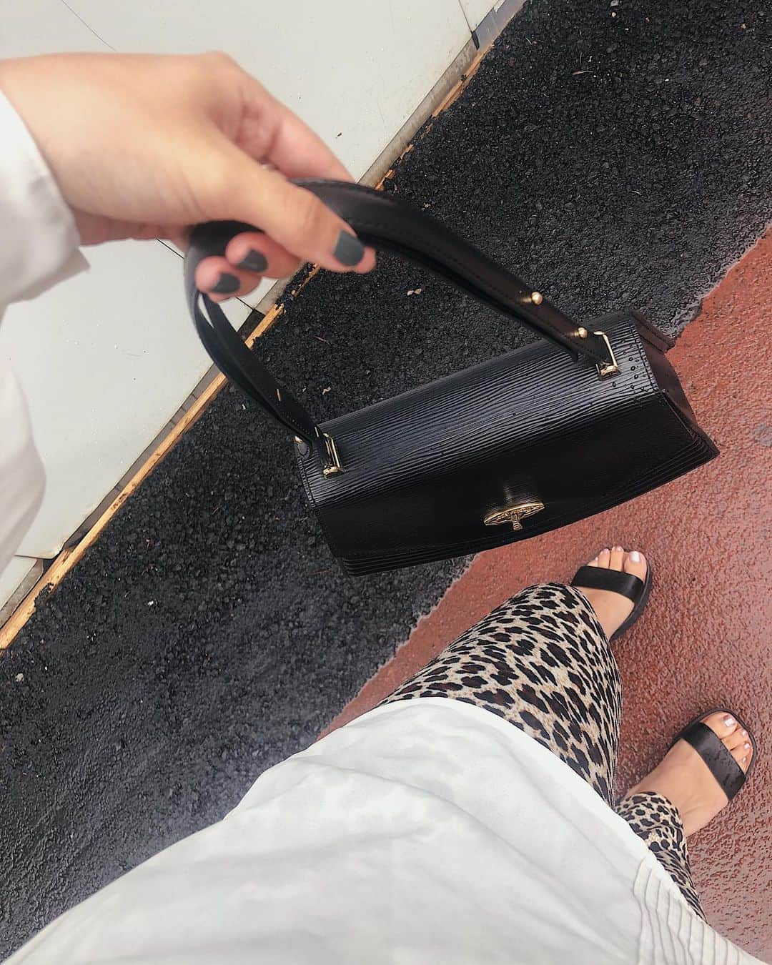 のインスタグラム：「最近は小さくて可愛いハンドバッグにはまってる🖤 皆んなのはまってるファッションアイテムって何??🐆 * #handbag #louisvuitton  #shoulderbag #bag #vintage #vintagebag #leopard #fashion #ootd #outfitoftheday #outfit #simplestyle #ハンドバッグ #小物 #アイテム #ファッション #服 #ビンテージ #バッグ #ビンテージバッグ  #ファッションアイテム  #レオパード #ヒョウ柄 #julifashion」