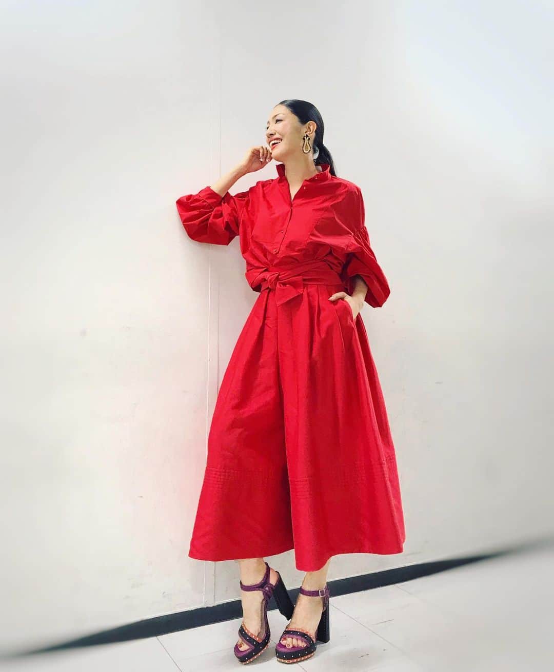 のインスタグラム：「赤は牡羊座のラッキーカラー♈️、気持ちに力をくれる色❤️ 全身秋の実りの色で🍇 。 #黒髪に赤は映えるから好き❣️ #歴史長いノンスタ石田っちと！ #最近ずっと仕事の合間に絵を描いてる🎨 #今年の秋はキャメルに赤を合わせたい！ #23時からアネラリュクス秋の新作QVC生放送！ 赤ブラウスとガウチョ  @moga_bigi_official イヤリング  #abiste 靴  #lanvinofficial @nonstyle_ishida」