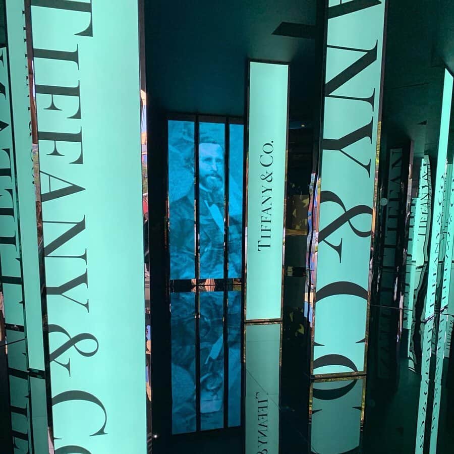 永瀬まりさんのインスタグラム写真 - (永瀬まりInstagram)「Tiffany & Co. Vision & Virtuosity @tiffanyandco💙💙💙 上海で開かれているティファニー初の展覧会に、なんと私の手の写真を大きく飾っていただいています‼︎😭✨ Vision & Virtuosity—an exhibition in Shanghai dedicated to Tiffany & Co.’s legacy of artistry and innovation — ・ Photography @danwonderly /Creative Director @christopheryoung /Nails @nailnori  #repost @carolinaortizzuniga via @PhotoAroundApp  #visionarytiffany」9月20日 22時47分 - mari_handmodel