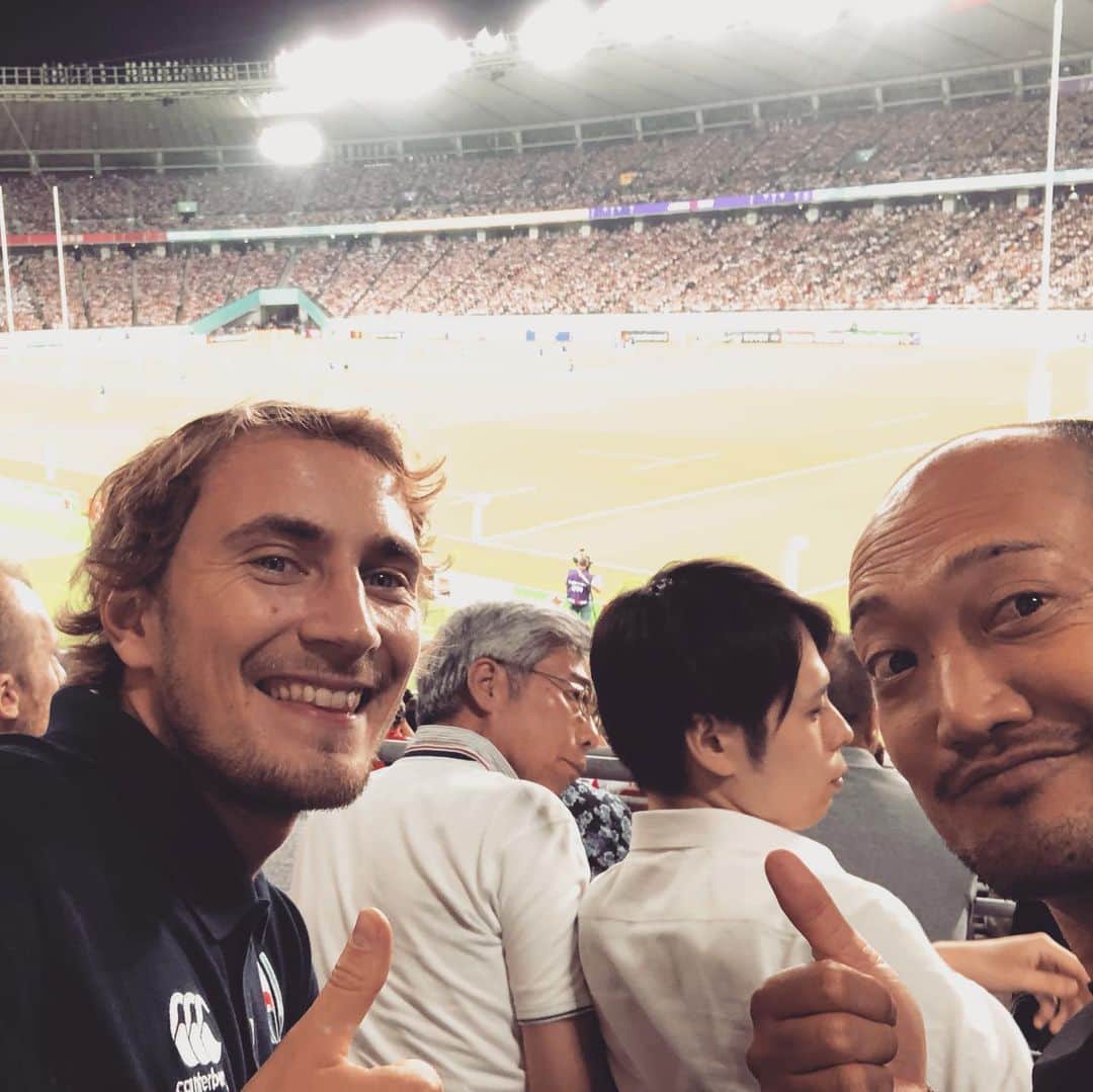 石原孝尚さんのインスタグラム写真 - (石原孝尚Instagram)「Rugby World Cup 開幕戦 Japan vs Russia  4年に一度じゃない一生に一度だ！  見たいと思っていたラグビーワールドカップ  セレモニーを見て感動して涙が出ました。 日本らしいセレモニーでした。 和太鼓で入場する選手たち。 関わっているボランティアの人たちの笑顔もすごく素敵でした。 日本代表の熱い激しいプレーで開幕戦勝利！ エキサイトしました！  今回のワールドカップ チケットが無くてあきらめてました。  それが、、、 先週、ふじざくらの仕事で新宿から河口湖行きのバスに乗ったら隣の席が外国人だったので声をかけたら、スイスからラグビーの仕事で来てたIOCのJonne。 フィンランドサッカー協会で働いていた彼は、前橋育英でコーチをしていた時の選手、田中亜土夢と同じフィルシンキのスタジアムで働いていて亜土夢に連絡したらスタジアムの写真を送ってくれて盛り上がりました。  Jonneが大阪に仕事で行った日、夕方16時にJonneから連絡があり、なんとか大阪観光に誰か案内してあげたいと思い、大阪の知り合いに連絡したけど見つからず、大阪出身の東京の友達に相談して誰か地元にいないかって聞いたのが16時半。 それから僕が18時から練習なのでそれまでに見つかればと思っていたら大阪のケイタ君が喜んで引き受けてくれて、ケイタ君は面識なかったけど、夜な夜な送られてきた写真には日本人が4人笑笑  日本はなんて素敵な国なんだと思いました😊  そんなJonneがチケットを用意してくれて、Jonneと一緒に今日開幕戦を見ることができました！  お礼に相撲を見せたいと昨日朝6時半から国技館で並んだら僕の前に400人。 整理券は僕まで配られず断念しました。  人の出逢いってほんとすごくて、Jonneがすごく美味しいバーガー屋が原宿にあったというので、お店の名前を聞いたら、僕の幼馴染のお店のThe Great Burgerだったという偶然。  ここまでくると少し笑っちゃいます。  Jonne、本当にありがとう😊」9月20日 22時42分 - taka_ishihara