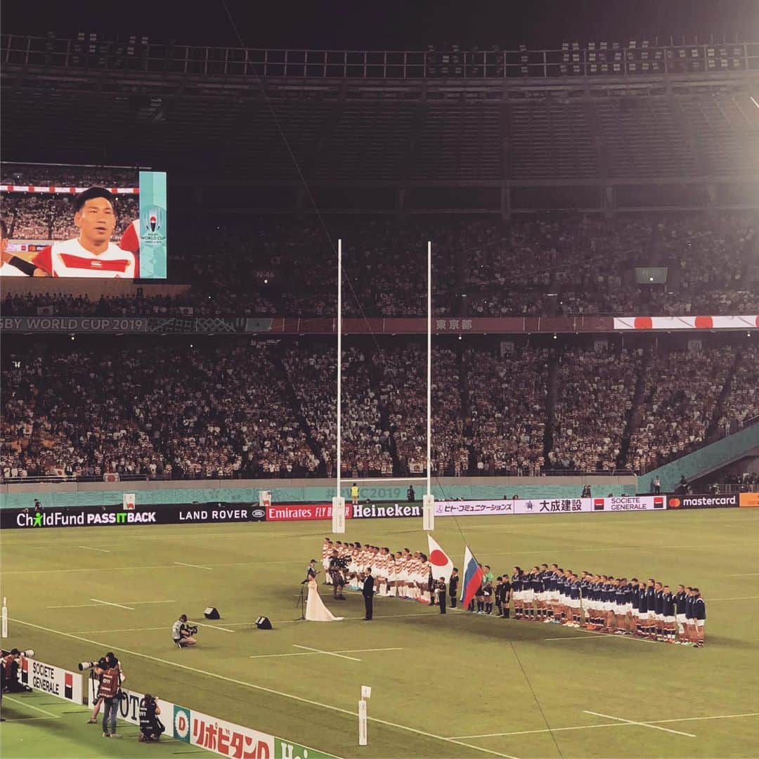石原孝尚さんのインスタグラム写真 - (石原孝尚Instagram)「Rugby World Cup 開幕戦 Japan vs Russia  4年に一度じゃない一生に一度だ！  見たいと思っていたラグビーワールドカップ  セレモニーを見て感動して涙が出ました。 日本らしいセレモニーでした。 和太鼓で入場する選手たち。 関わっているボランティアの人たちの笑顔もすごく素敵でした。 日本代表の熱い激しいプレーで開幕戦勝利！ エキサイトしました！  今回のワールドカップ チケットが無くてあきらめてました。  それが、、、 先週、ふじざくらの仕事で新宿から河口湖行きのバスに乗ったら隣の席が外国人だったので声をかけたら、スイスからラグビーの仕事で来てたIOCのJonne。 フィンランドサッカー協会で働いていた彼は、前橋育英でコーチをしていた時の選手、田中亜土夢と同じフィルシンキのスタジアムで働いていて亜土夢に連絡したらスタジアムの写真を送ってくれて盛り上がりました。  Jonneが大阪に仕事で行った日、夕方16時にJonneから連絡があり、なんとか大阪観光に誰か案内してあげたいと思い、大阪の知り合いに連絡したけど見つからず、大阪出身の東京の友達に相談して誰か地元にいないかって聞いたのが16時半。 それから僕が18時から練習なのでそれまでに見つかればと思っていたら大阪のケイタ君が喜んで引き受けてくれて、ケイタ君は面識なかったけど、夜な夜な送られてきた写真には日本人が4人笑笑  日本はなんて素敵な国なんだと思いました😊  そんなJonneがチケットを用意してくれて、Jonneと一緒に今日開幕戦を見ることができました！  お礼に相撲を見せたいと昨日朝6時半から国技館で並んだら僕の前に400人。 整理券は僕まで配られず断念しました。  人の出逢いってほんとすごくて、Jonneがすごく美味しいバーガー屋が原宿にあったというので、お店の名前を聞いたら、僕の幼馴染のお店のThe Great Burgerだったという偶然。  ここまでくると少し笑っちゃいます。  Jonne、本当にありがとう😊」9月20日 22時42分 - taka_ishihara