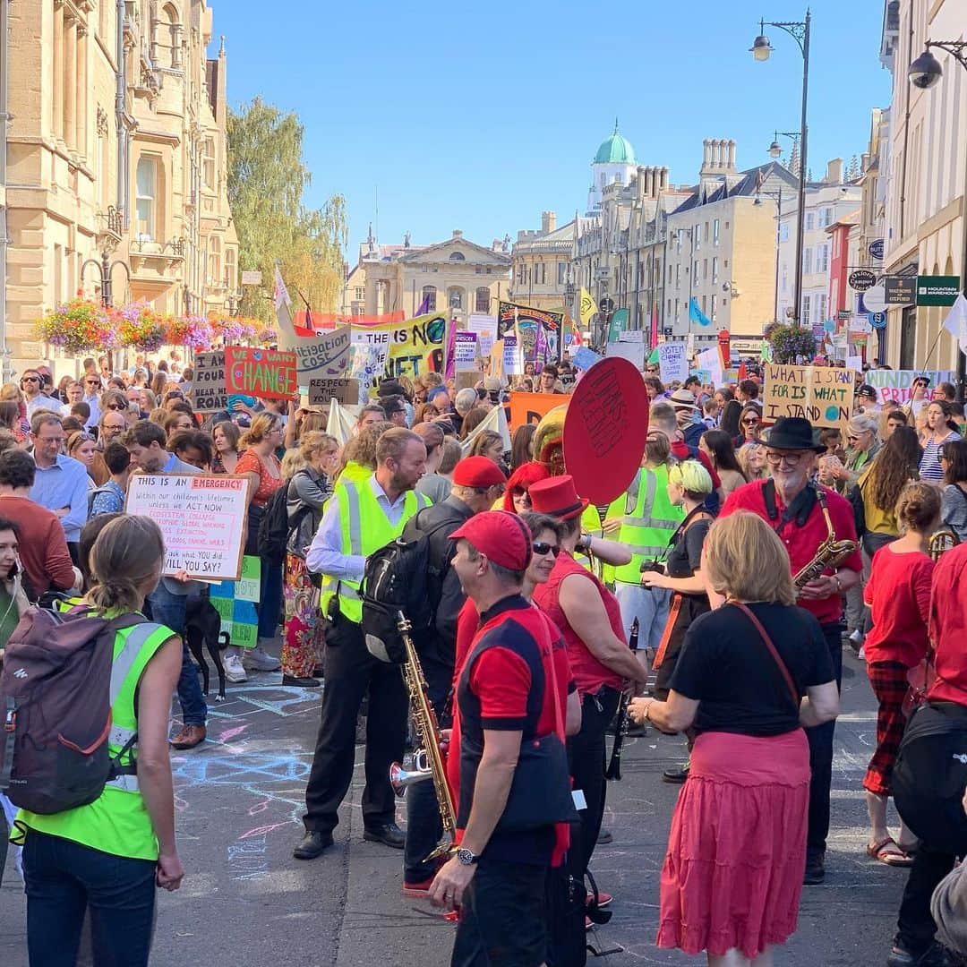 スティーヴン・フライのインスタグラム：「Oxford playing its part in the great #ClimateStrike … tremendous atmosphere」