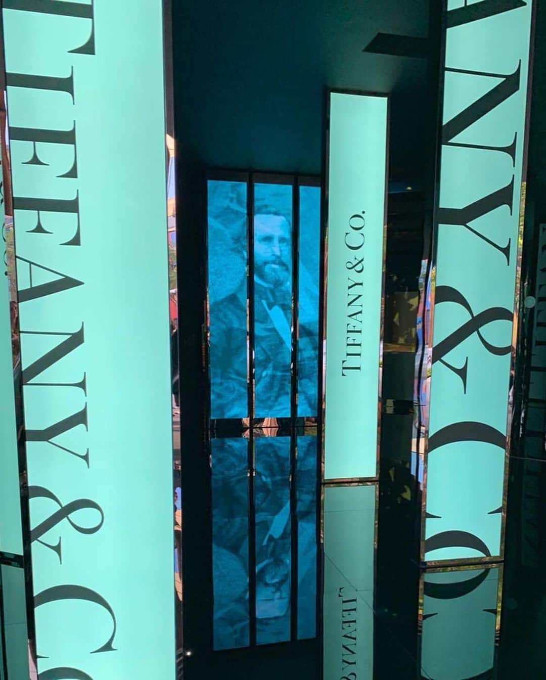 永瀬まりさんのインスタグラム写真 - (永瀬まりInstagram)「Tiffany & Co. Vision & Virtuosity @tiffanyandco💙💙💙 上海で開かれているティファニー初の展覧会に、なんと私の手の写真を大きく飾っていただいています‼︎😭✨ Vision & Virtuosity—an exhibition in Shanghai dedicated to Tiffany & Co.’s legacy of artistry and innovation — ・ Photography @danwonderly /Creative Director @christopheryoung /Nails @nailnori /repost from @archivistsdelight and @carolinaortizzuniga 💍✨」9月20日 22時48分 - mari_handmodel