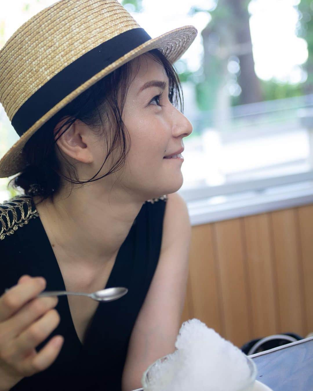 菅井玲のインスタグラム：「いつの間にやら夏も終わりですね🍉 お久しぶりです。 夏の写真載せていきます。 ・ 写真家 @kirin.photo 🦒 ・ #ポートレート #portrait #portrait_shots #portraitphotography #portraitpage #portraittm #portraitmood #portraithood #portraits_hub #portraits_life #portraits_mf #smile #かき氷 #カルピス味が好き #🍧」