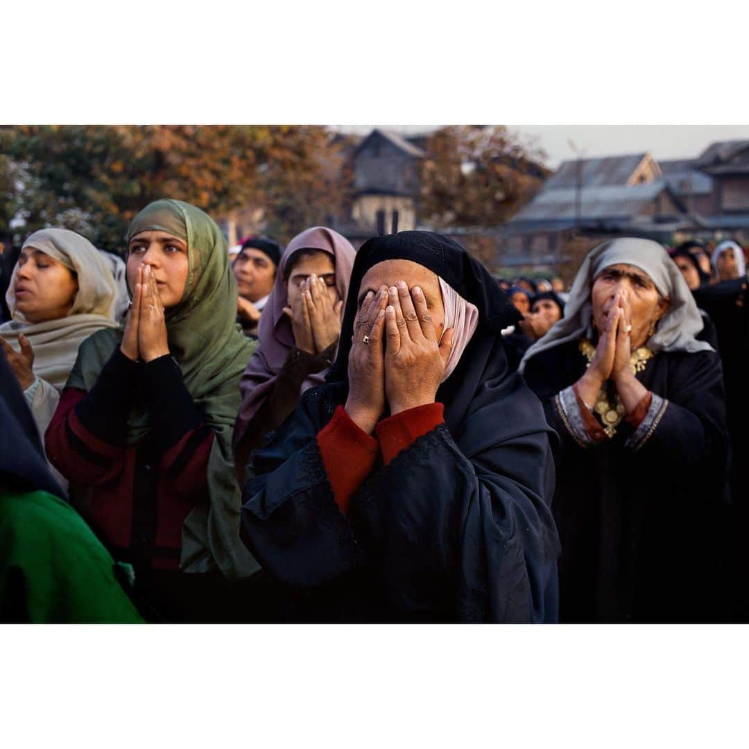 スティーブ・マカリーさんのインスタグラム写真 - (スティーブ・マカリーInstagram)「1st image: Women praying near Hazratbal Shrine, #Srinagar, #Kashmir, 1998. 2nd image: Men praying at the Hazratbal Shrine.」9月20日 22時46分 - stevemccurryofficial