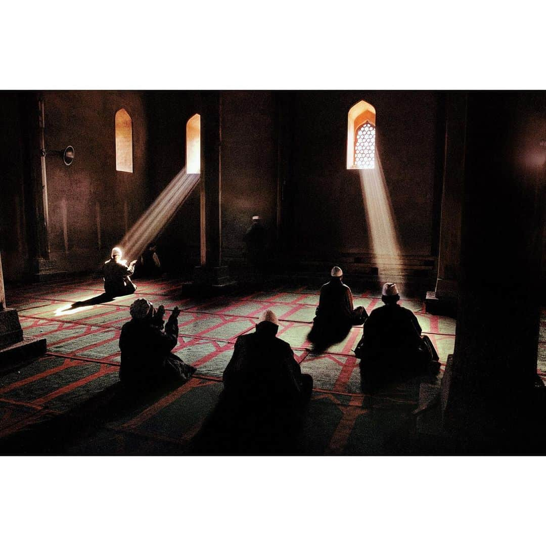 スティーブ・マカリーさんのインスタグラム写真 - (スティーブ・マカリーInstagram)「1st image: Women praying near Hazratbal Shrine, #Srinagar, #Kashmir, 1998. 2nd image: Men praying at the Hazratbal Shrine.」9月20日 22時46分 - stevemccurryofficial