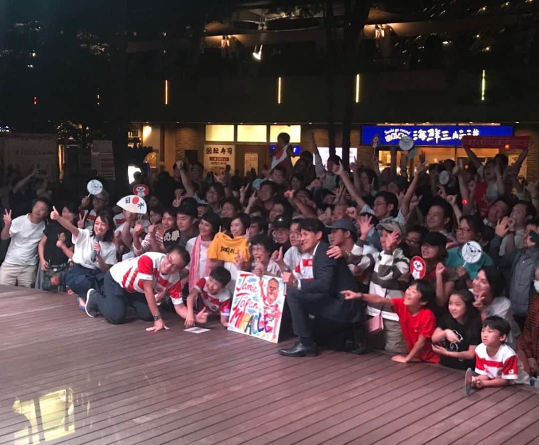 長澤彩子のインスタグラム：「#RWC2019 元日本代表で早稲田大学ラグビー部コーチの #後藤翔太 さんと #東京ドームシティ PVからお送りしました🏉  世界平和の願いが込められているワールドカップ。 開会式の至る所にメッセージが散りばめられていて、グッとこみ上げるものがありました。  この大会期間中だけでも、様々な違いを認め平和への祈りを新たにしてほしいです🕊  試合は大盛り上がりで、立ち見も出るほど大盛況🙌 #oneteam な空間に感動しました🥺  #桐蔭学園  出身 #松島幸太朗  選手が大活躍で後藤さんのイチオシ予想ズバリでした☝️ 藤原先生に報告しなきゃ☺️」