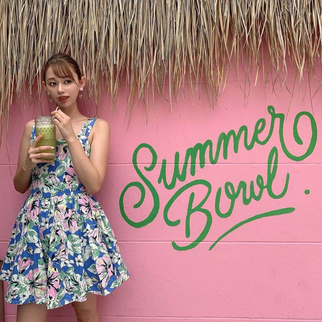 のインスタグラム：「ㅤㅤㅤ ㅤㅤㅤ タイのHawaii？😎🌴🌺笑  可愛すぎた〜❤️❤️ WiFiがサクサクでマップも 見やすいからありがたい😆✨ ㅤㅤㅤ めっちゃ安くて定額無制限で最高🥰  #トラレコwifi #WiFi #海外旅行 #岡島かれん #おかじ旅行記 #ootd #バンコク #Bangkok #summerbowlbkk #Summerbowl #バンコクカフェ #okaji_thai」
