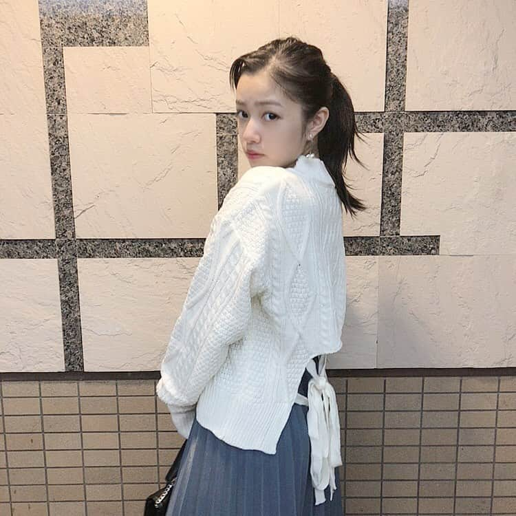 中嶋桃花さんのインスタグラム写真 - (中嶋桃花Instagram)「後ろのリボンがかわいーでしょ❤︎ @fifth_store  #fifth #fifthtl #フィフス #バックシャンケーブルvネックニット #スカートコーデ」9月20日 22時52分 - momoka_nakajima