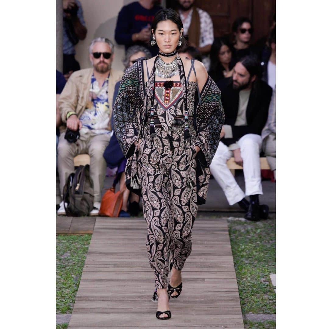 小椚ちはるのインスタグラム：「Etro💜 Always beautiful show Thank you for having me😘 @etro @pg_dmcasting #etro#mfw」