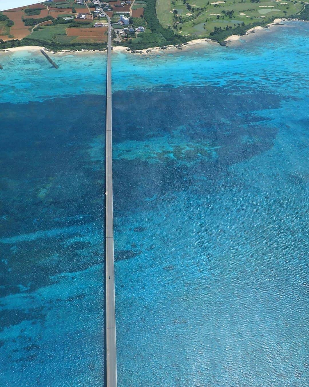 Be.okinawaさんのインスタグラム写真 - (Be.okinawaInstagram)「Surrounded by the ocean on both sides... what an exhilarating drive! Cross this bridge to adventure on your way to the remote islands of Miyako by crossing the bridge! 📷:@yuki.ando.37  #kurimaohashibridge #miyakoisland #來間大橋 #宮古島 #구리마대교 #미야코지마 #来間大橋 #青い海 #bluesea #aerialphoto #beokinawa #visitokinawa」9月20日 23時13分 - visitokinawajapan