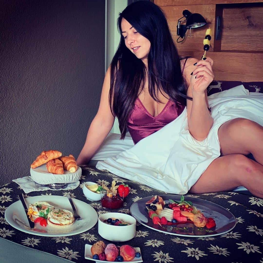 エマ（テニール・ダッシュウッド）さんのインスタグラム写真 - (エマ（テニール・ダッシュウッド）Instagram)「Breakfast in bed!? ❤️ @aquadome_hotel.therme.spa  #aquadome #tiroltherme #sunshinewellness #ötztal #relax #vamedvitalityworld #obsonneoderregen #sunshine #austria #bucketlist」9月20日 23時13分 - realtenilledashwood