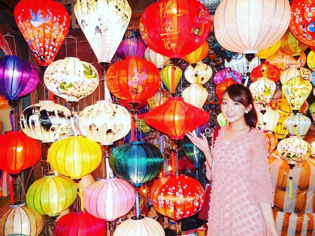 尻無浜冴美のインスタグラム：「初めてのダナン旅行🇻🇳✈️﻿ 物価安くて、食べ物マッサージにプール！！！﻿ どれも最高だったな☺️💗 ﻿ 着いてすぐに#ホイアン 向かったよ！﻿ダナンからは車(grab)で30分くらいだからセットで行けちゃう😊 grabがタクシーより安くてとにかく便利だった❗️でもクレカの種類によっては使えないから何種類か持ってくのがオススメ😳 ランタンが幻想的で素敵だったな〜〜〜﻿🏮✨ ﻿ ﻿ ﻿ ﻿ ﻿ #ダナン﻿ #ダナン旅行﻿ #ベトナム﻿ #ベトナム旅行﻿ #ランタン﻿ #ランタン祭り  #ランタンナイト  #ナイトマーケット  #nightmarket  #lantern #lanternfestival  #提灯 #🏮 #danang #vietnam #hoian  #danan #danangtrip  #vietnamtrip」