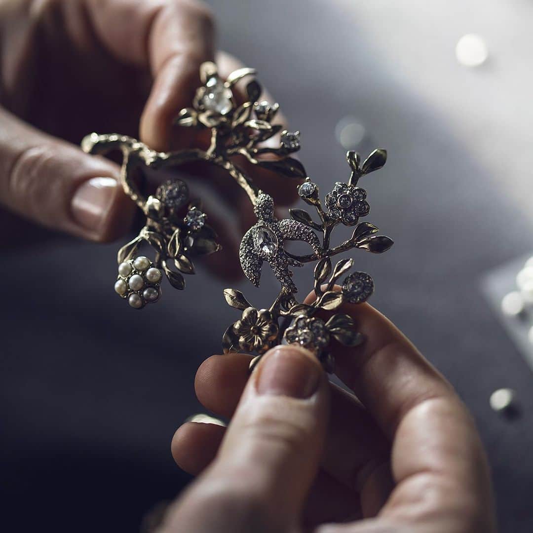 シャネルさんのインスタグラム写真 - (シャネルInstagram)「COROMANDEL and Maisons d’art. A spotlight on the unique craftsmanship of CHANEL PARFUMEUR, the goldsmith-jeweler Goossens and the Maison Lesage, embroiderer since 1858.  #LesExclusifsdeChanel #ChanelFragrance #CHANELMetiersdArt」9月20日 23時10分 - chanelofficial