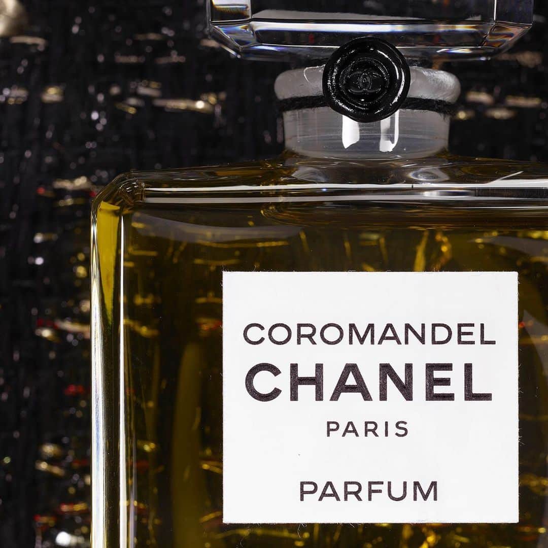 のインスタグラム：「COROMANDEL and Maisons d’art. A spotlight on the unique craftsmanship of CHANEL PARFUMEUR, the goldsmith-jeweler Goossens and the Maison Lesage, embroiderer since 1858.  #LesExclusifsdeChanel #ChanelFragrance #CHANELMetiersdArt」