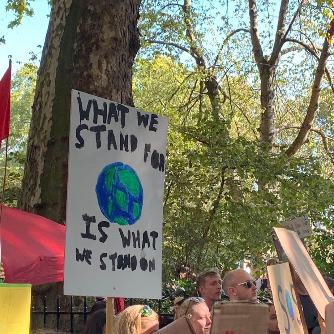 アリゾナ・ミューズさんのインスタグラム写真 - (アリゾナ・ミューズInstagram)「And at The Youth Climate Action Strike today I was nearly moved to tears. To march in a crowd of people, all united together, rebelling in peace for our one shared planet earth made me FEEL. It was beautiful. Here are some of the signs I saw #globalclimatestrike #youthforclimate」9月20日 23時11分 - arizona_muse