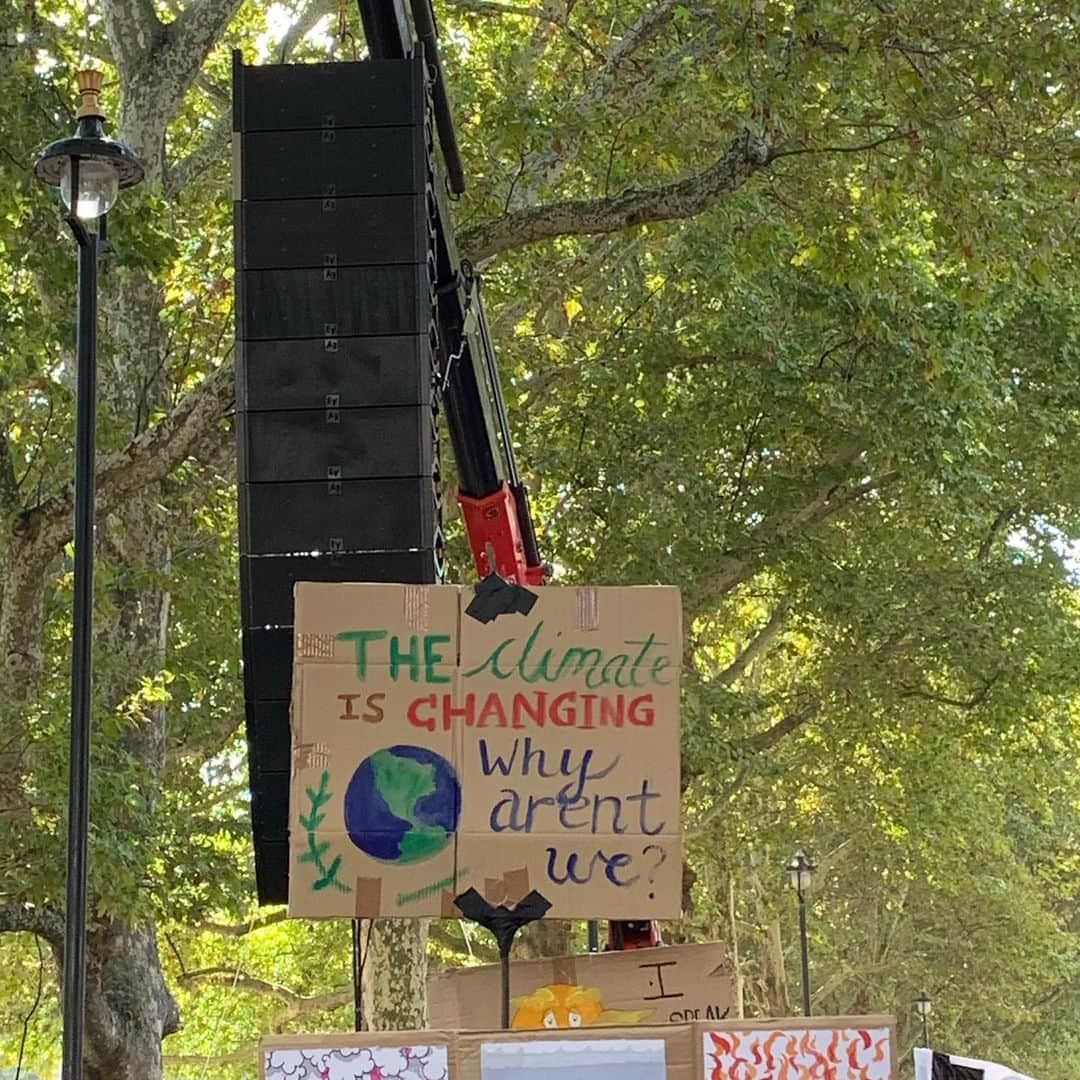 アリゾナ・ミューズさんのインスタグラム写真 - (アリゾナ・ミューズInstagram)「And at The Youth Climate Action Strike today I was nearly moved to tears. To march in a crowd of people, all united together, rebelling in peace for our one shared planet earth made me FEEL. It was beautiful. Here are some of the signs I saw #globalclimatestrike #youthforclimate」9月20日 23時11分 - arizona_muse