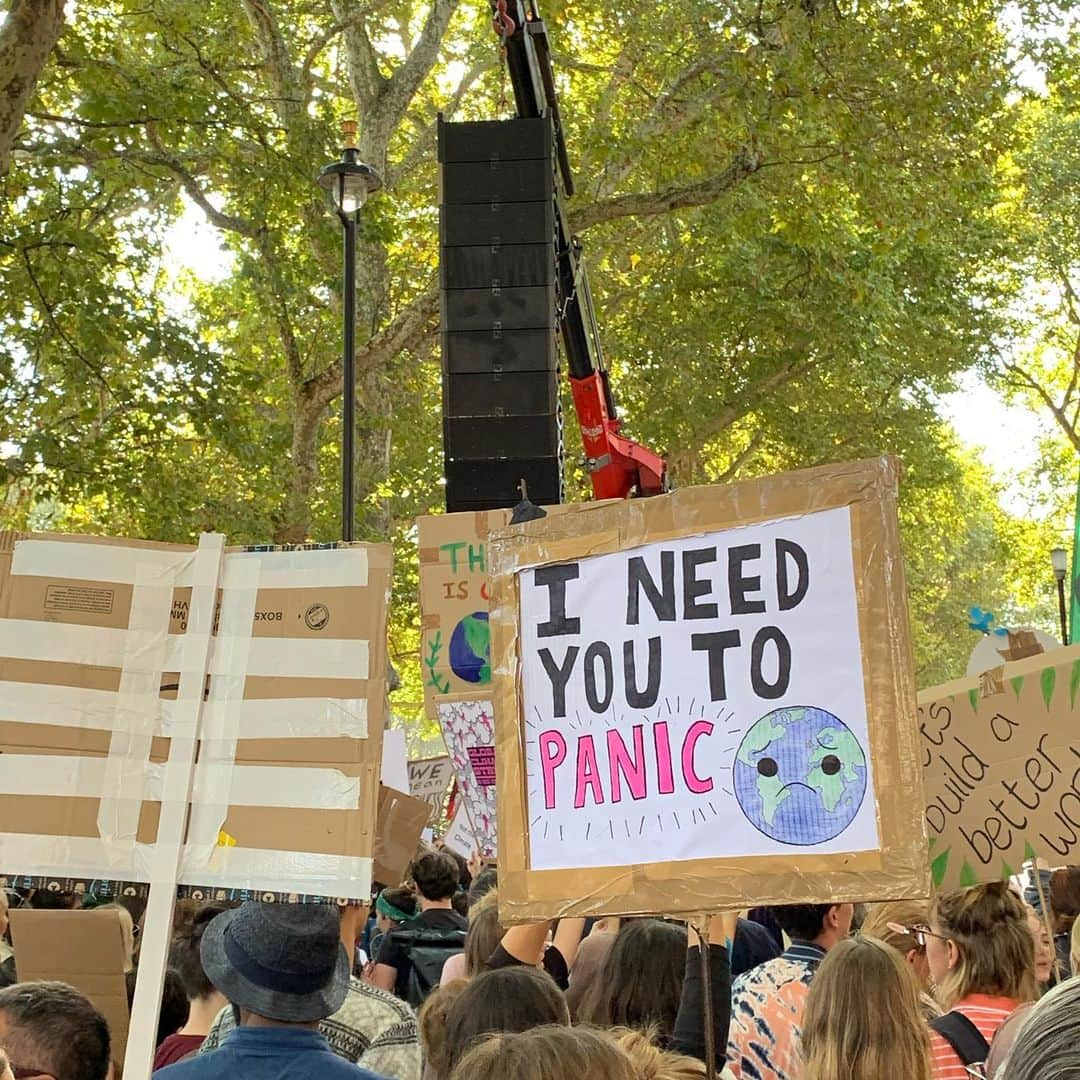 アリゾナ・ミューズさんのインスタグラム写真 - (アリゾナ・ミューズInstagram)「And at The Youth Climate Action Strike today I was nearly moved to tears. To march in a crowd of people, all united together, rebelling in peace for our one shared planet earth made me FEEL. It was beautiful. Here are some of the signs I saw #globalclimatestrike #youthforclimate」9月20日 23時11分 - arizona_muse