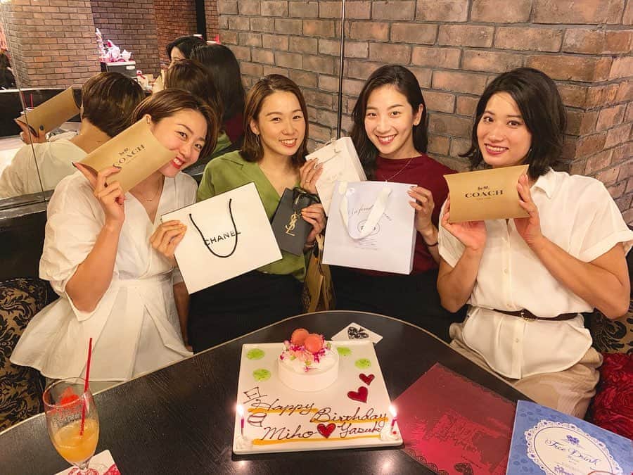 のインスタグラム：「#20190920  2年ぶりの同期女子会👭💋 この女子会がはじまったのが 4.5年前くらいでその時から 話す内容もだいぶ変わりました💭 少し早い誕生日お祝いも プレゼントもありがとう☺️🎁 #なんとかなる ！！！！笑」
