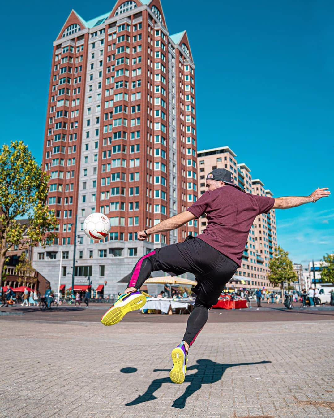 ショーン・ガルニエさんのインスタグラム写真 - (ショーン・ガルニエInstagram)「WHICH WINDOW 🎯🎯🎯 🔸 I had a blast last week in Holland meeting the whole street football community.  @pannaknockoutofficial  BACK TO THE VIBES. 🔸 1.Which floor did I shoot the ball? 2.Making plan with my team @s3society_official 3.shooting with @433/ @davidthehost  4.Real talk with the legend @edwardvangils_official 5. Showtime 🔥🔥🔥 🔸 🇫🇷Super week end en Hollande pour un event de street football ! Veux tu voir plus de vidéo sur ce sujet ? 🔸 📸 : @tomredsk  #SEANGARNIER #URBANBALLER #COACHING #PANNA #NUTMEG #PETITPONT #FOOTBALL #SKILLS #DRIBBLEDESIGNER #WORLDCHAMPION #REDBULL #STREETFOOTBALL #FREESTYLE #STREETSOCCER #FOOTBALLDERUA #GINGA #VOLTA20」9月20日 23時20分 - seanfreestyle