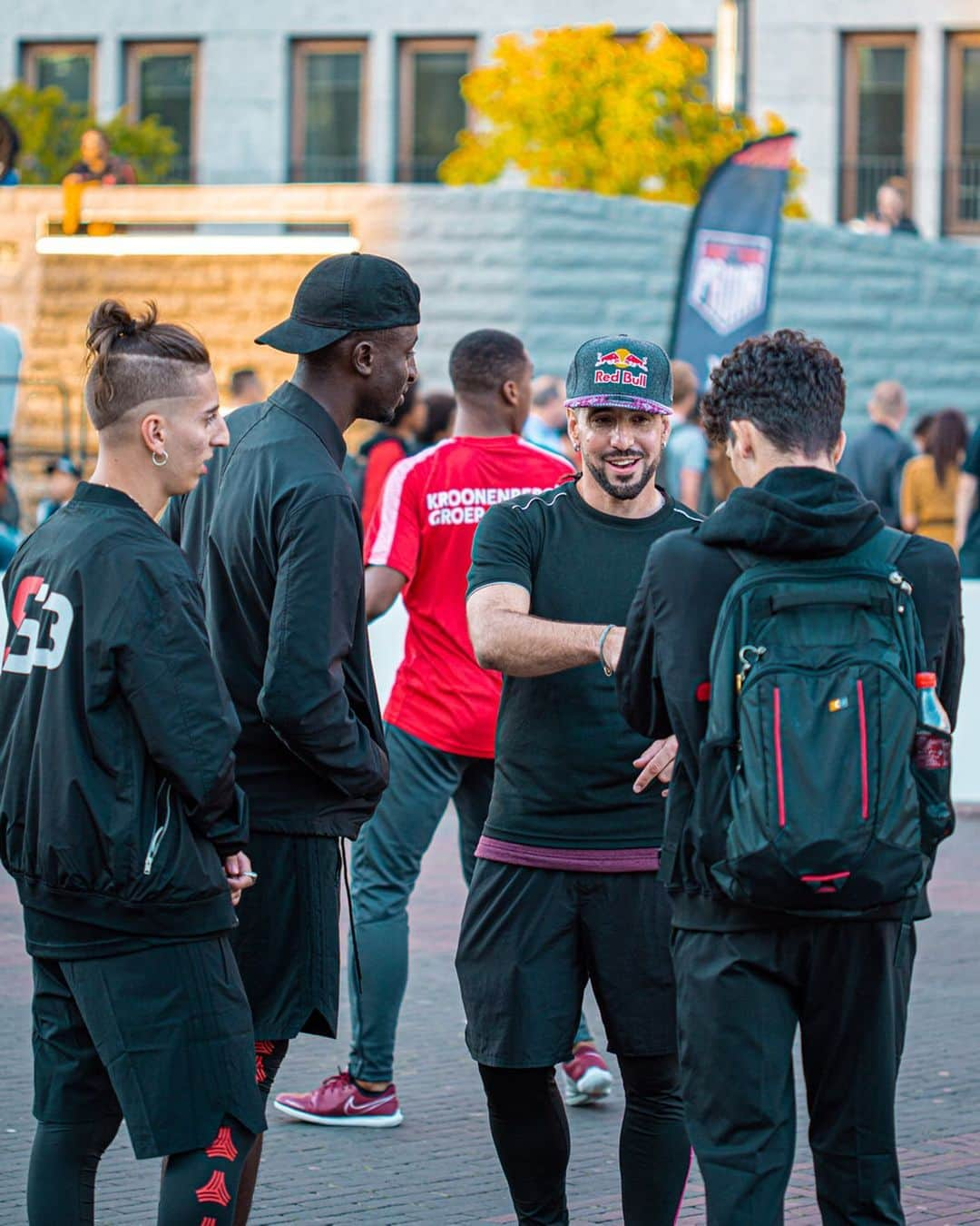 ショーン・ガルニエさんのインスタグラム写真 - (ショーン・ガルニエInstagram)「WHICH WINDOW 🎯🎯🎯 🔸 I had a blast last week in Holland meeting the whole street football community.  @pannaknockoutofficial  BACK TO THE VIBES. 🔸 1.Which floor did I shoot the ball? 2.Making plan with my team @s3society_official 3.shooting with @433/ @davidthehost  4.Real talk with the legend @edwardvangils_official 5. Showtime 🔥🔥🔥 🔸 🇫🇷Super week end en Hollande pour un event de street football ! Veux tu voir plus de vidéo sur ce sujet ? 🔸 📸 : @tomredsk  #SEANGARNIER #URBANBALLER #COACHING #PANNA #NUTMEG #PETITPONT #FOOTBALL #SKILLS #DRIBBLEDESIGNER #WORLDCHAMPION #REDBULL #STREETFOOTBALL #FREESTYLE #STREETSOCCER #FOOTBALLDERUA #GINGA #VOLTA20」9月20日 23時20分 - seanfreestyle