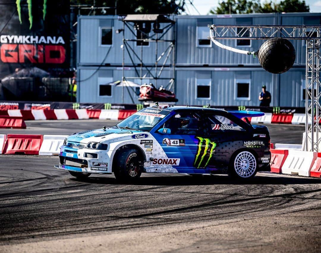 ケン・ブロックさんのインスタグラム写真 - (ケン・ブロックInstagram)「One of my favorite @GymkhanaGRID course obstacles: power slide into mandatory ball tap. Miss this one and it’s a +1 second penalty on your overall course time! See it in action from this year’s event in Warsaw, Poland by clicking the link in my bio. #weneedabetternameforthisobstacle #GymkhanaGRID #FordEscort #BlockEscortCossieV2」9月20日 23時20分 - kblock43