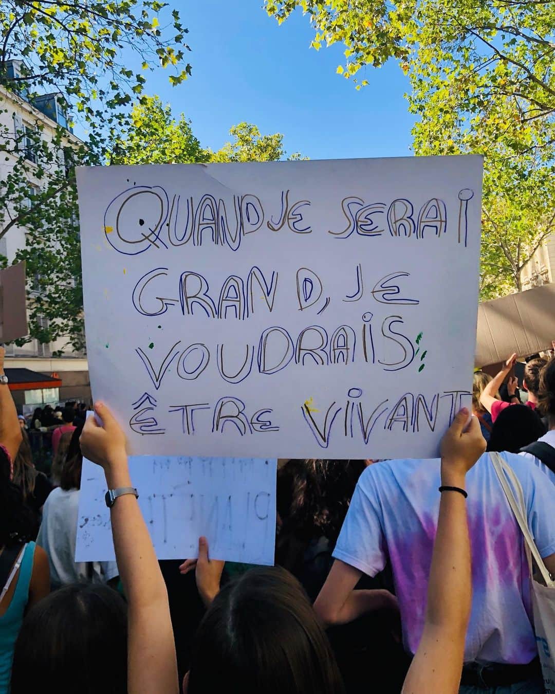 カロリーヌ・ド・メグレのインスタグラム：「It’s time to act. Today at the #YouthForClimate march “When I grow up, I want to be alive” #StrikeForClimate On September 23rd at the UN office in NYC, countries gather to decide on diverse actions for the Planet. We are watching you, the youth is watching you. Be good. 🌎」