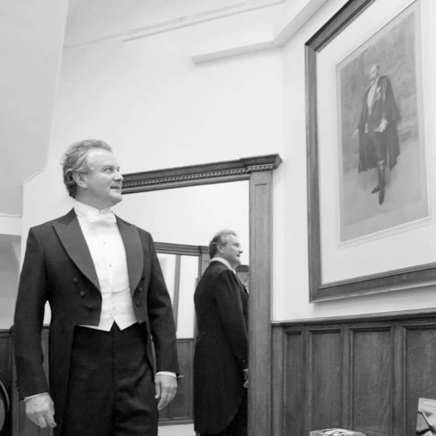 ハンツマンさんのインスタグラム写真 - (ハンツマンInstagram)「Huntsman offers congratulations to our esteemed patron, Hugh Bonneville @bonhughbon as well as the entire cast and crew, on the release of Downton Abbey, the motion picture. Huntsman provided many of Hugh's costumes for all six seasons of the TV series, as pictured here  in our Colin Hammick fitting room, in a one of the bespoke evening suits made for the show.  #Bespoke #Huntsman #SavileRow #HughBonneville #DowntonAbbey」9月20日 23時30分 - huntsmansavilerow