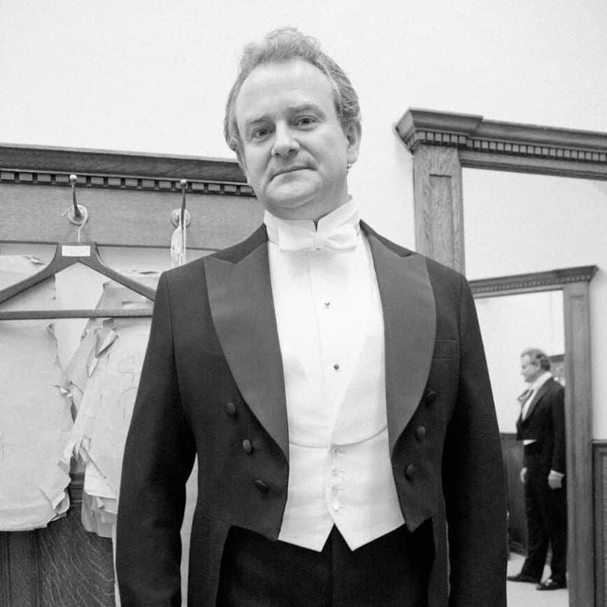 ハンツマンさんのインスタグラム写真 - (ハンツマンInstagram)「Huntsman offers congratulations to our esteemed patron, Hugh Bonneville @bonhughbon as well as the entire cast and crew, on the release of Downton Abbey, the motion picture. Huntsman provided many of Hugh's costumes for all six seasons of the TV series, as pictured here  in our Colin Hammick fitting room, in a one of the bespoke evening suits made for the show.  #Bespoke #Huntsman #SavileRow #HughBonneville #DowntonAbbey」9月20日 23時30分 - huntsmansavilerow