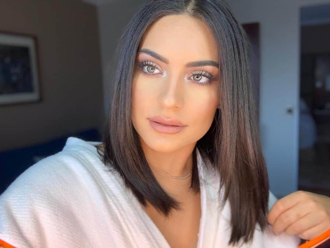 Ana Brenda Contrerasのインスタグラム：「Life happens, cafecito helps. Buenos días ☀️」