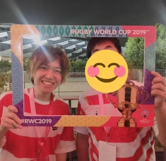 千葉翔也さんのインスタグラム写真 - (千葉翔也Instagram)「ラグビーワールドカップ初日を現地の東京スタジアム(味の素スタジアム)で観戦できました！ 世界大会が日本で開催されて、それを見られるなんて奇跡みたい。 日本代表勝利おめでとうございます！✨ なぜラグビーかといえば、初主演がラグビーアニメの『ALLOUT!!』だったから 思い出が詰まった作品のラバーバンドも連れて行っちゃいました  #rwc2019 #rwc #ラグビーワールドカップ2019 #ラグビーワールドカップ #ラグビー #rugby #東京スタジアム #ALLOUT #オールアウト #写真は #ラジオの #作家さんと  このまま25時30分から自分の『千葉翔也のトゥー・ビー・ナイト』を聴いて  明日は翔福翔来のイベントです！ 当日券のweb予約はこちら https://diskgarage.com/artist/detail/no012396  ライブ配信もありますよー！イベントの雰囲気を全国の皆さんに知っていただけて嬉しいです https://live.nicovideo.jp/gate/lv322035338」9月20日 23時26分 - shoya_chiba_official